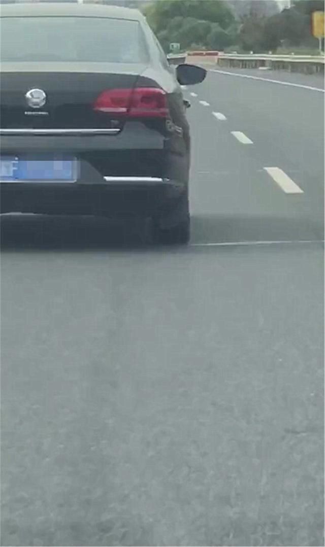 高速發(fā)現(xiàn)“山寨版”大眾輝騰，車標下有字母，網友：不對勁
