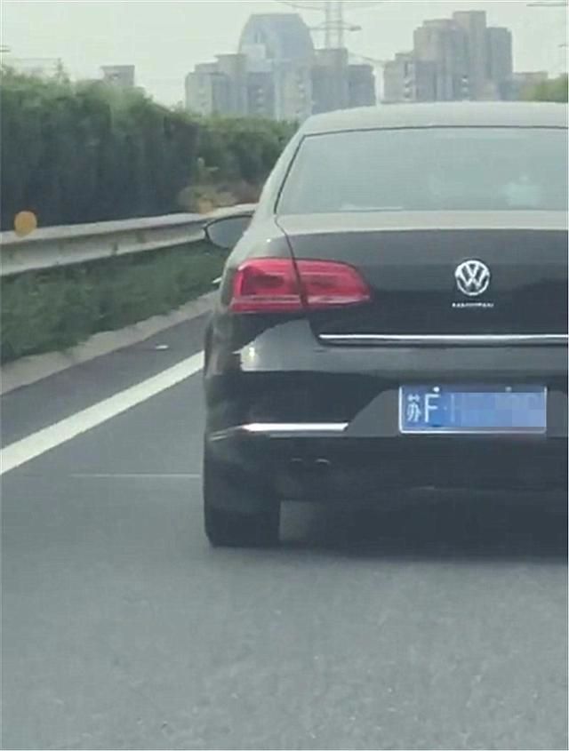 高速發(fā)現(xiàn)“山寨版”大眾輝騰，車標下有字母，網友：不對勁
