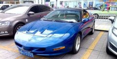 偶遇一輛藍(lán)色跑車，車牌4個